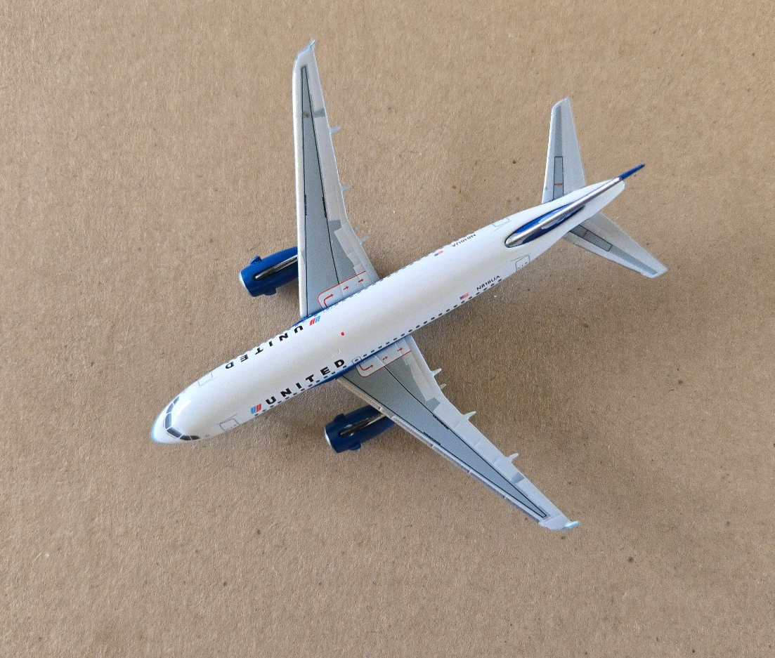 1:400 Airbus A319-100 United Airlines N818UA Blue Tulip