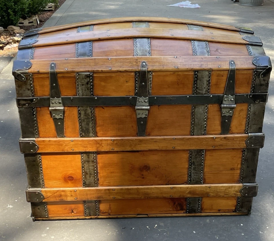 Baúl de vapor de madera y hierro de 1890 ~ tapa abovedada, ruedas, armario ~ totalmente restaurado Foto 3 de 4