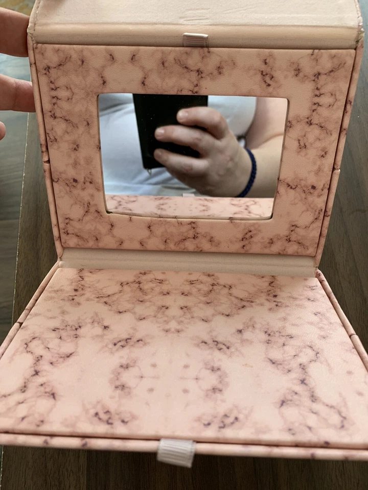 Estuche rígido para gafas Zigi & Marais con capacidad para cuatro pares de gafas de sol magnéticas Foto 4 de 4