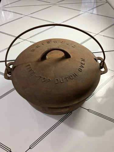 Vintage Griswold No. 9 Cast Iron Tite-Top Dutch Oven with Lid