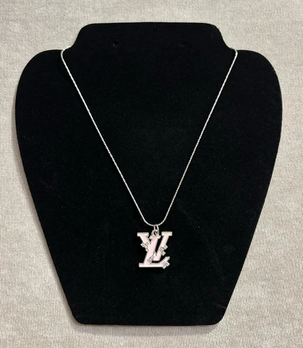 LOUIS VUITTON（LV） Collana Louis Vuitton Capucine rosa chiaro con ciondolo su catena in argento sterling 18"