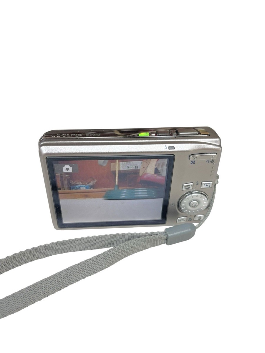 Nikon Coolpix S700 Silver Camera NOT WORKING FOR PARTS OR REPAIRS