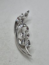 Spilla Trifari vintage con strass e foglia argento.  Firmato