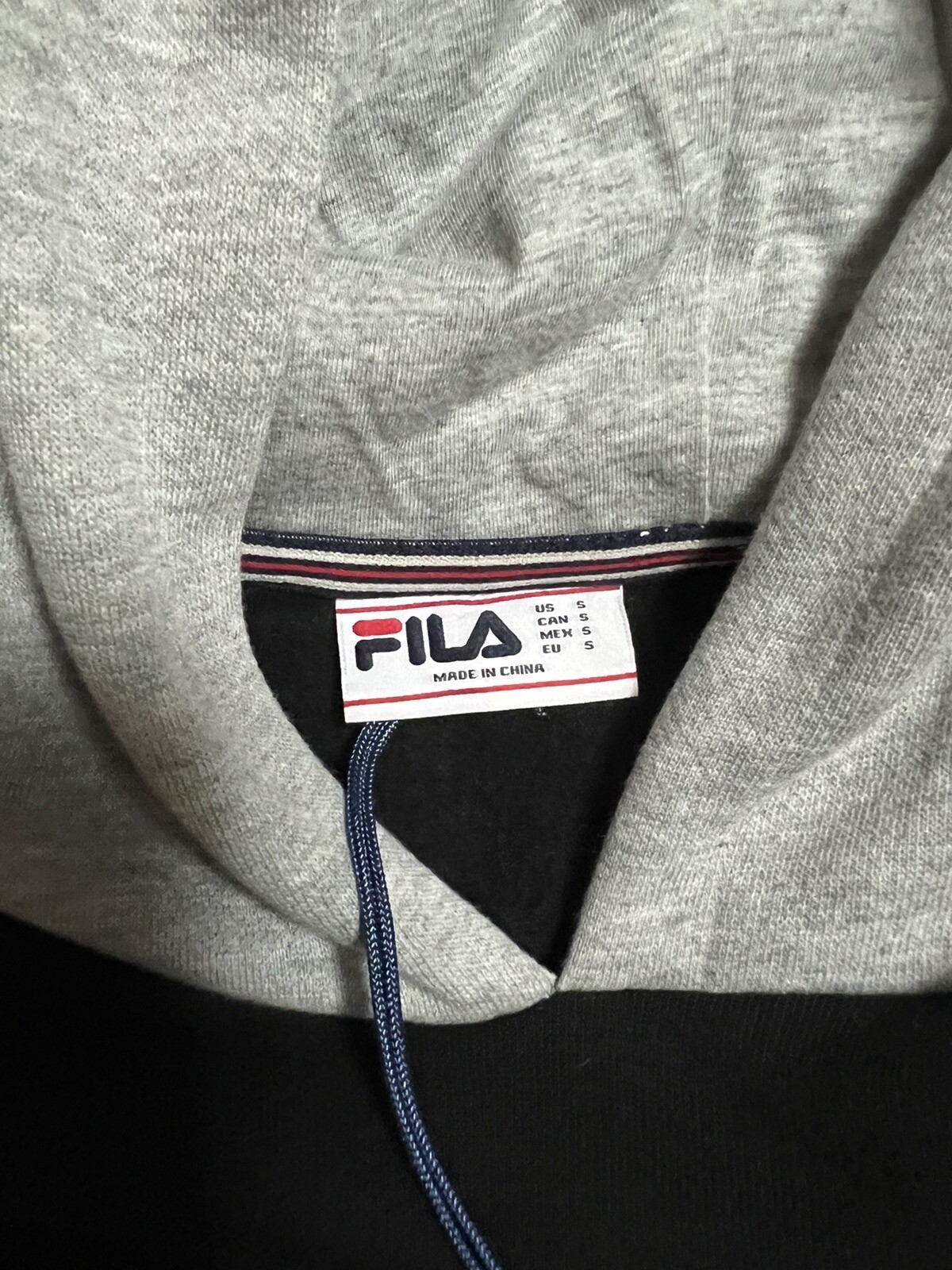 Felpa con cappuccio foderata in pile Fila nuova con etichette nera bianca taglia S