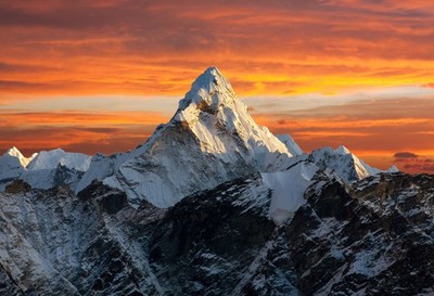 Wandbild: Abendlicher Blick auf Ama Dablam auf dem Weg zum Everest Base [...]