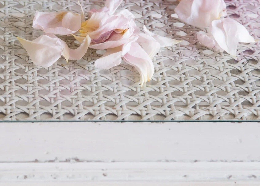 Mesa de centro de alta costura Rachel Ashwell Shabby Chic Louis Cane Darcy French Chippy Foto 3 de 4