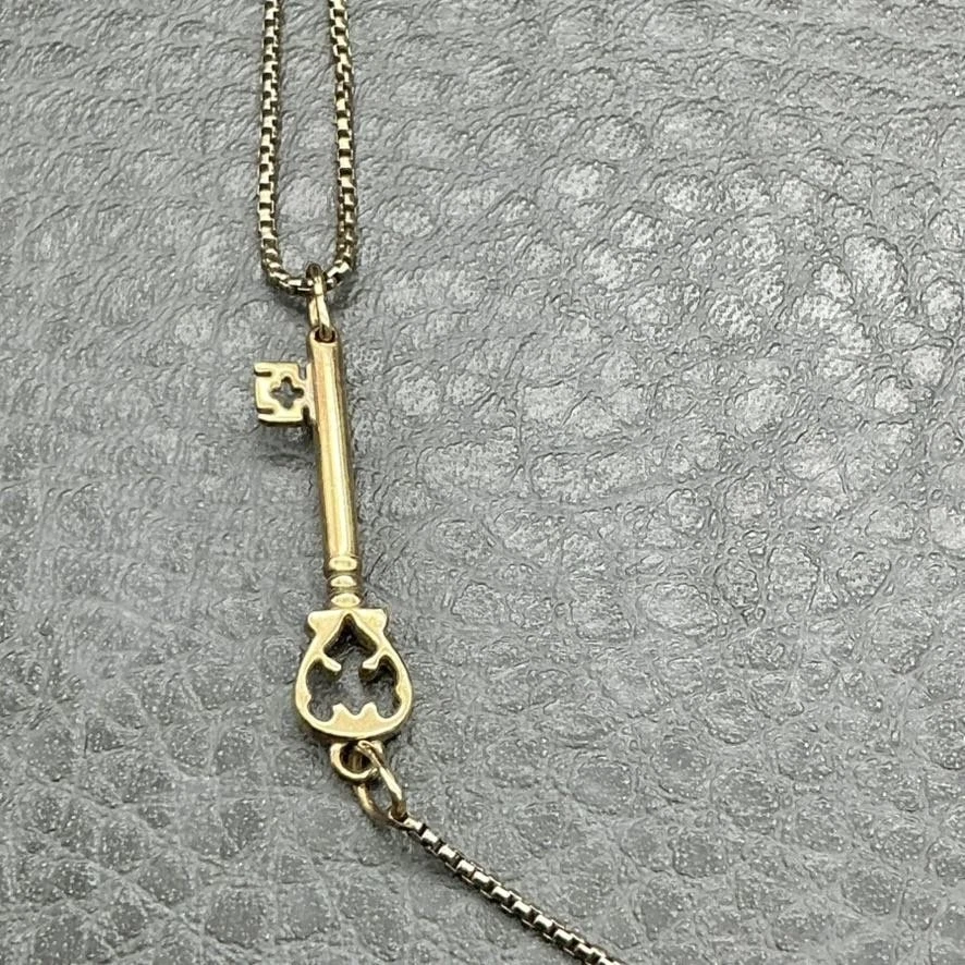 Collar Deslizante Ajustable Colgante Llave Alex And Ani Tono Dorado Mujer Bolo Lariat Foto 3 de 4