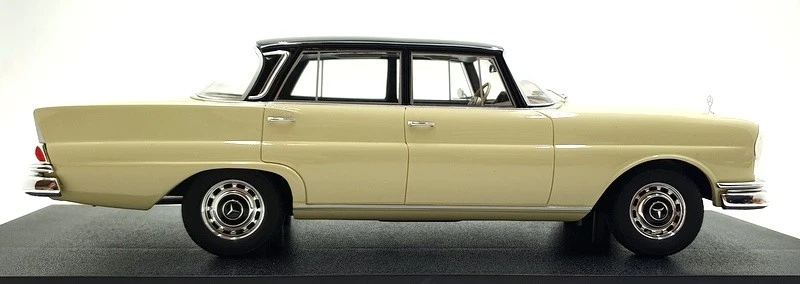 Cult 1/18 Scale Resin CML151-1 - 1966 Mercedes-Benz 220SE W111 White/Black roof - Image 3 of 4