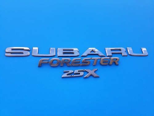 03 04 05 SUBARU FORESTER 2,5X EMBLÈME DE PORTE ARRIÈRE LOGO BADGE SYMBOLE ENSEMBLE OEM (2005) - Photo 1 sur 6