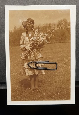 Foto Portrait junge Frau Model Blumenstrauß Kleid Hut Sepia Strumpfhose Rock alt