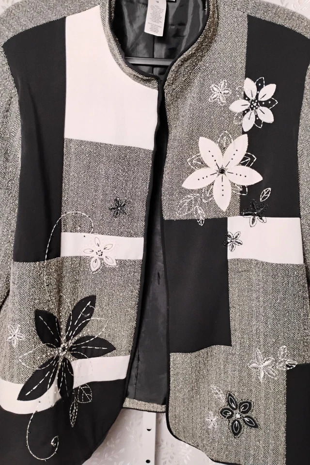 Chaqueta para mujer ALFRED DUNNER frente abierto talla 18 blanca y negra floral con cuentas artística Foto 3 de 4