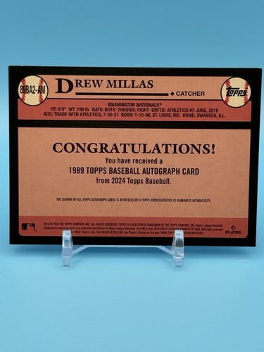 Actualización Topps 2024 Drew Millas Auto 1989 Aniversario #89 BA2-AM RC Nationals - Imagen 2 de 2
