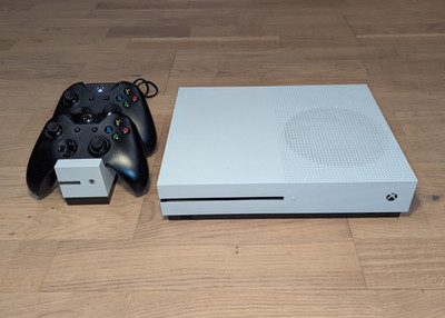 Xbox One S 1TB mit 4 Controllern, Docking Station, gebraucht