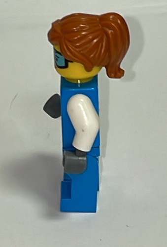 Lego City Minifigure Ice Sculptor 2023 Advent Calendar Girl - Picture 2 of 6