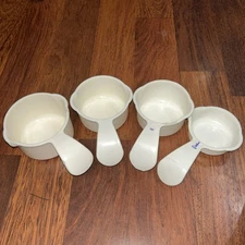 Vintage Tupperware Measuring Cups White Complete 4 Pc. Set Curved Handle Nesting