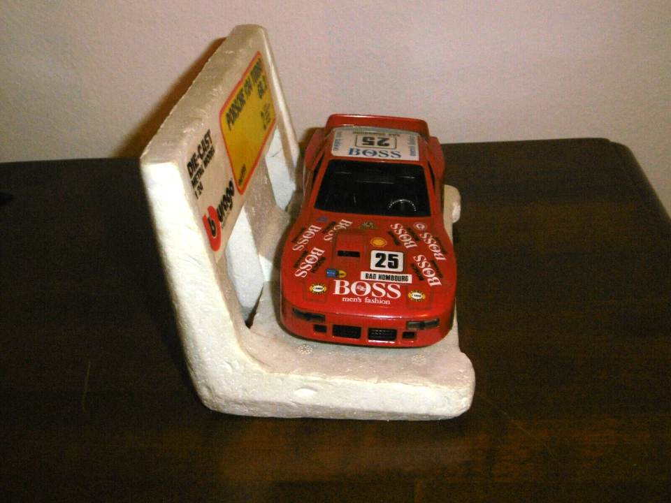 AUTO MODELLINO BBURAGO 1/24 PORSCHE 924 TURBO GR.2 CON SUPPORTO IN POLISTIROLO - Immagine 2 di 3