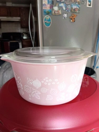 Pyrex vintage casserole bowls (pair) includes 1 pint and 1 quart