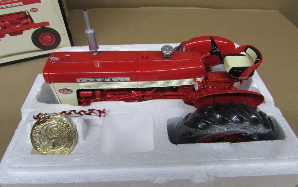 Ertl Precision 19 Farmall 560 Diesel Tractor NIB #14276 1/16 2003 - Image 2 of 4