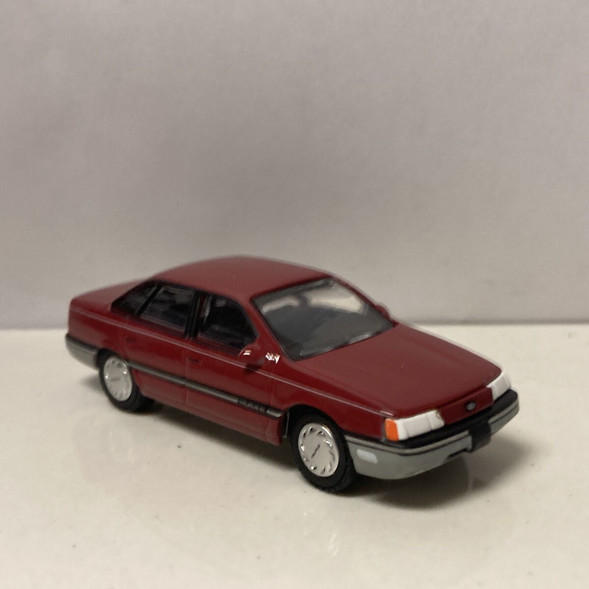1989 89 Ford Taurus GL Collectible 1/64 Scale Diecast Diorama