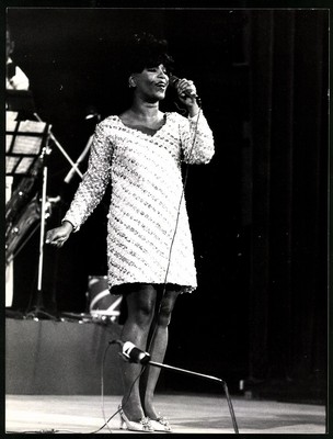 Fotografie Elza Soares, brasilianische Samba Sängerin und Ikone bei einem Livek 