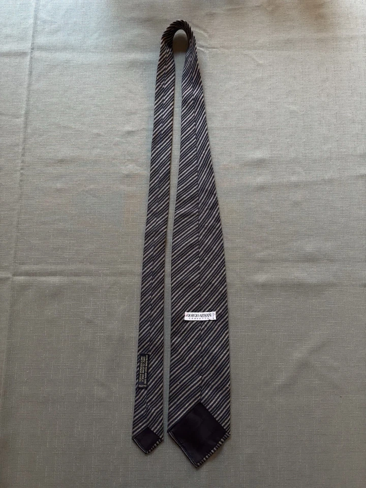 Vintage Giorgio Armani Cravatte Grey/Black Striped 100% Silk Tie 3.9" x 61" - Image 3 of 4