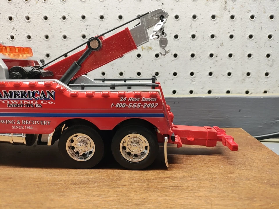 JADA Road Rigz 1/32 PETERBILT Tow Truck Wrecker  AMERICAN TOWING Red  - Image 3 of 4
