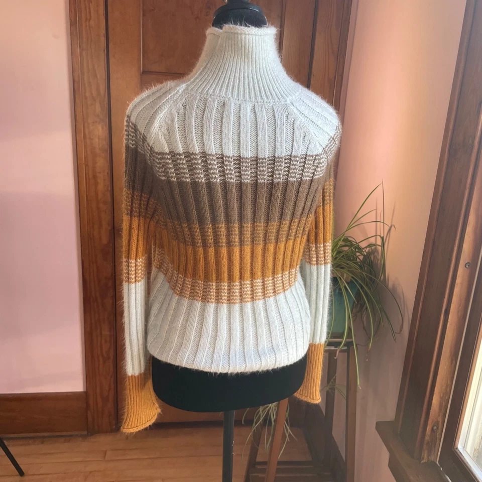 Suéter Y2K Rue 21 listrado com nervuras gola alta pequeno colorblock aconchegante ação de graças - Imagem 3 de 4