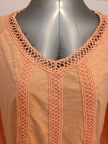 Blusa Top New Directions Mangas 3/4 Encaje Crochet Cuello Redondo Coral Talla S - Imagen 2 de 7