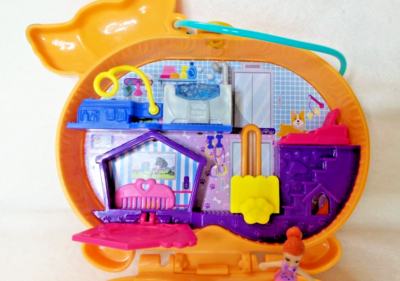 Polly Pocket Coffret Hôtel Corgi – Mini Poupées Polly & Shani Avec 2 Chiens – Parcours Obstacles, Piscine, Toilettage – Cadeau Enfant 4+