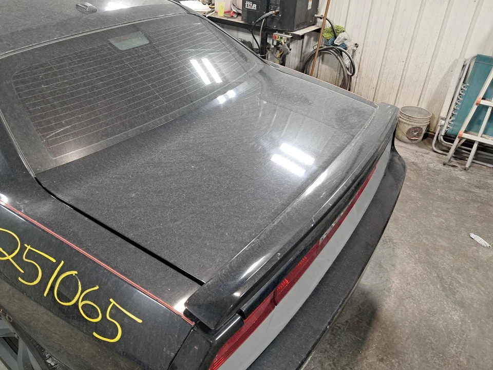 Tapa de cubierta usada se adapta a: Dodge Challenger R/T 2014 con alerón grado A Foto 4 de 4