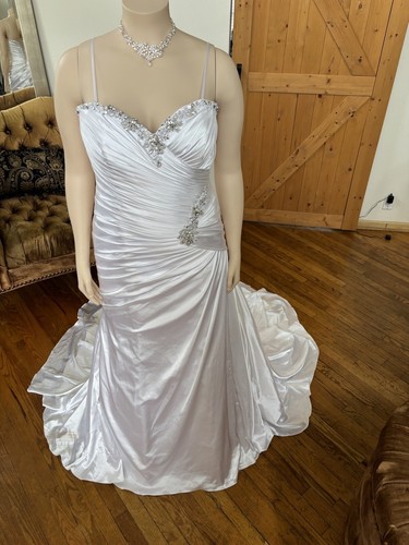 Mori Lee Plus Size 22 White Wedding Gown - Picture 6 of 22
