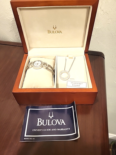 Bulova Swarovski Kristall akzentuiert weißes Zifferblatt Uhr Set 96x003 + Halskette Anhänger - Bild 2 von 9