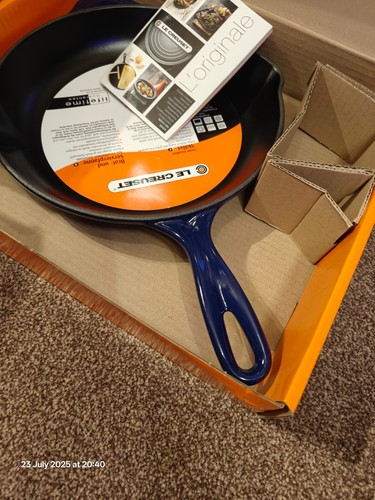 Le Creuset Cast Iron Round Skillet / 26CM / INDIGO Blue Rare Colour – New In Box - Picture 2 of 16