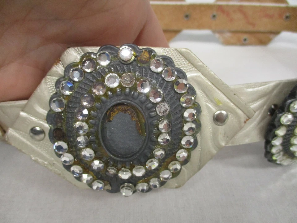 CINTURÓN CONCHOS VINTAGE PERSONALIZADO HECHO A MANO POR JUNA CUERO con CINTURÓN CONCHOS METAL ESTRÁS TALLA M Foto 4 de 4