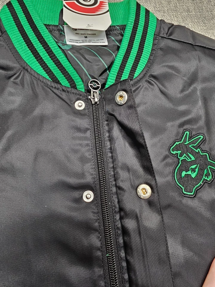 Chaqueta Pokemon Center Rayquaza Para Hombre Mediana Negra Bombardero Universitario Bordada Foto 4 de 4