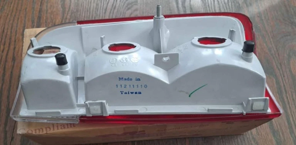 Conjunto de luz trasera de repuesto lateral pasajero TYC 11-3203-01 Chevrolet/GMC Foto 3 de 4