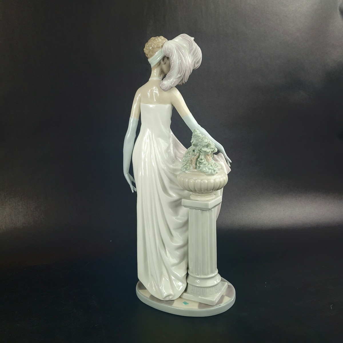 Lladro Elegant Lady Porcelain Figurine Socialite of the