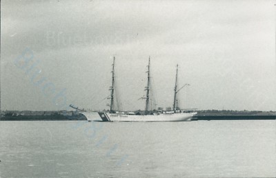 United states coast guard training ship eagle off gravesend 1989 ship photo