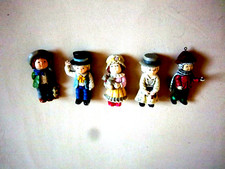 5 FIGUREN verschiedene historische Kleidung mit Hüten 2 Frauen und 3 Männer 