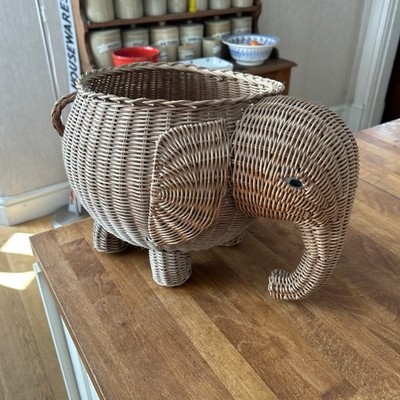 Vintage Pflanzgefäß / Aufbewahrungskorb aus geflochtenem Elefant aus Korbgeflecht Mid Century 