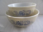 2 Pyrex Homestead 4 Qt #404 2.5 Qt #403 Mixing Bowls