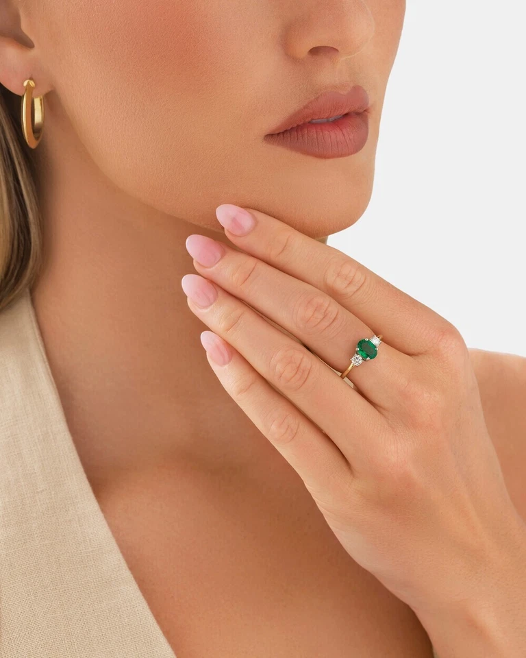 Anillo de compromiso de tres piedras esmeralda ovalada de 2 quilates de oro de dos tonos de 14 quilates Foto 2 de 4