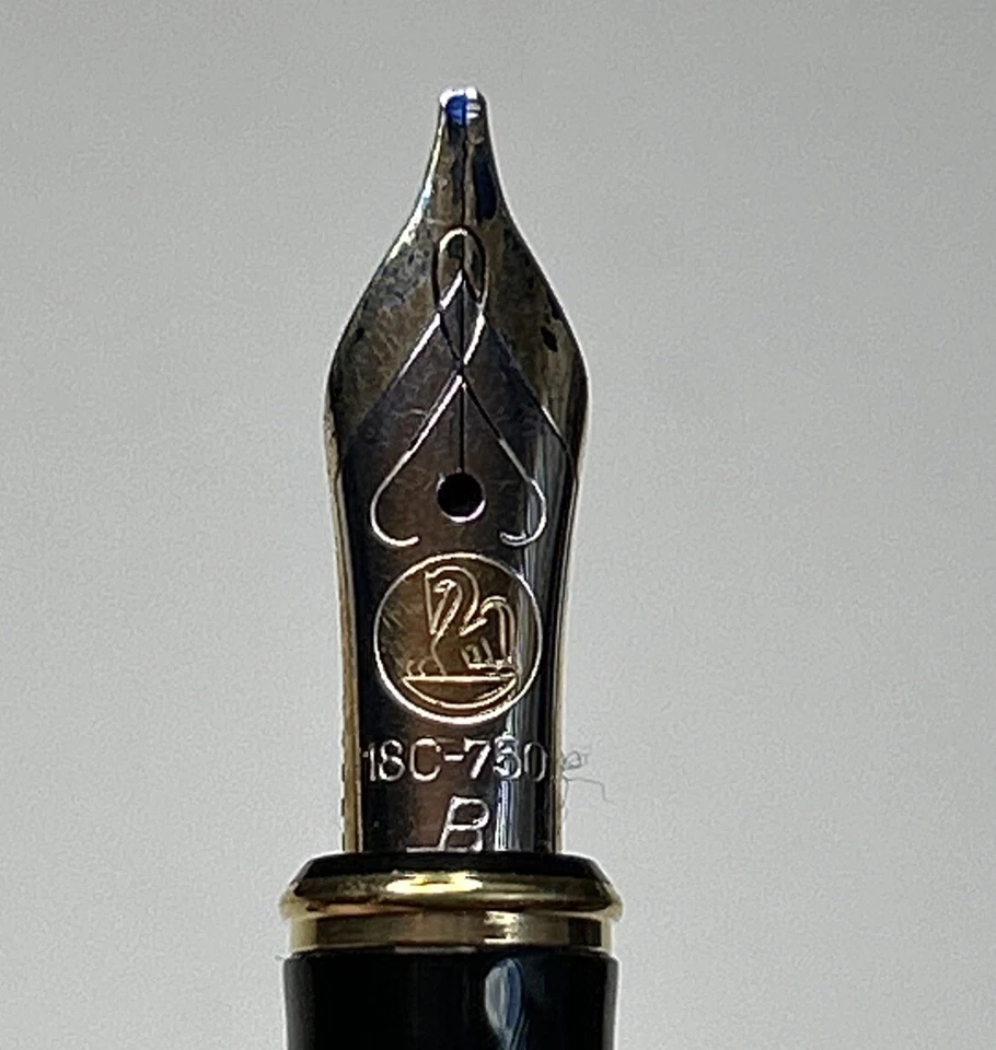 Pelikan New Classic P380 Fountain Pen & Rollerball Gold Plated Body & Medium Nib - Image 3 of 4