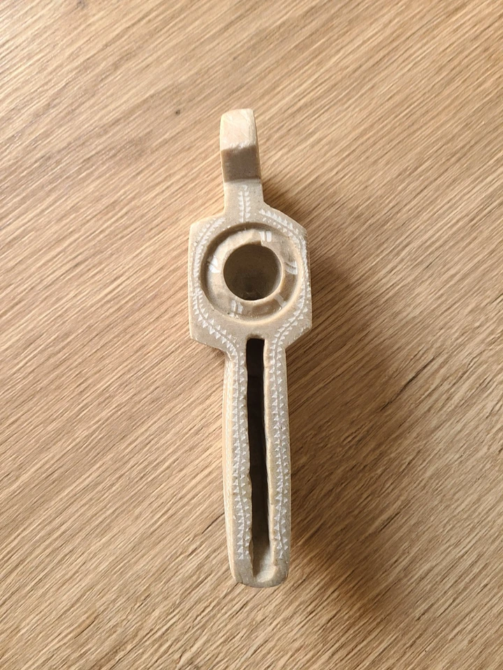 Ancienne lampe à huile à canal en pierre. - Photo 2/4