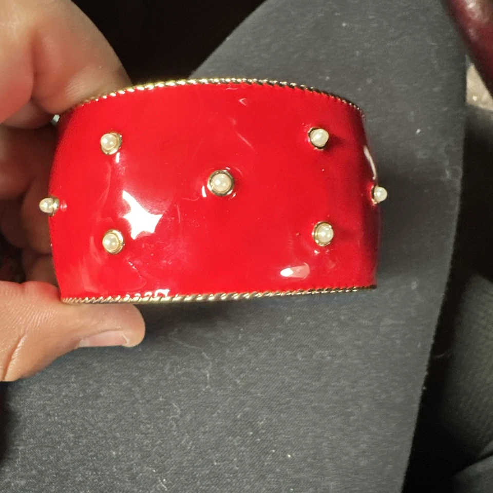 Brazalete Brazalete Amedeo NYC 14K GP Ovalado Cornelio Camafeo Bisagras Blanco y Dorado Foto 2 de 3