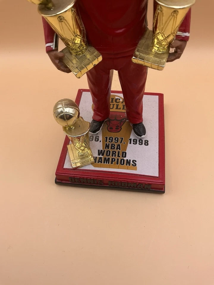 Dennis Rodman Chicago Bulls FOCO 3x Championship Trophy Bobblehead 261/300 Foto 2 de 4