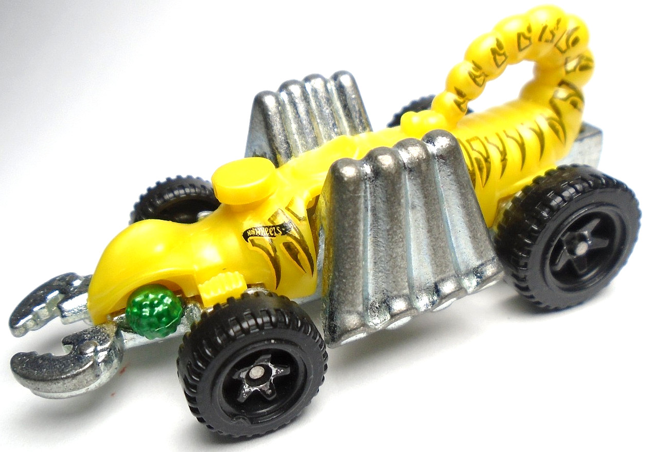 2019 HOT WHEELS EEVIL WEEVIL STREET BEASTS YELLOW 2 5/8" DIECAST CAR WITH GREEN