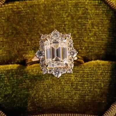 2,45 TCW Smaragdschliff Moissanit Halo Verlobungsring in 14k Gelbgold vergoldet