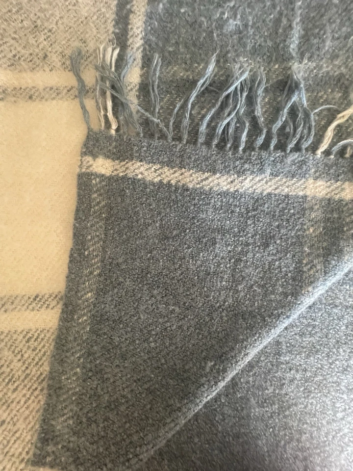 Sofá de 48 x 68" vintage Churchill Weavers suave tejido a mano azul blanco con flecos Foto 3 de 4