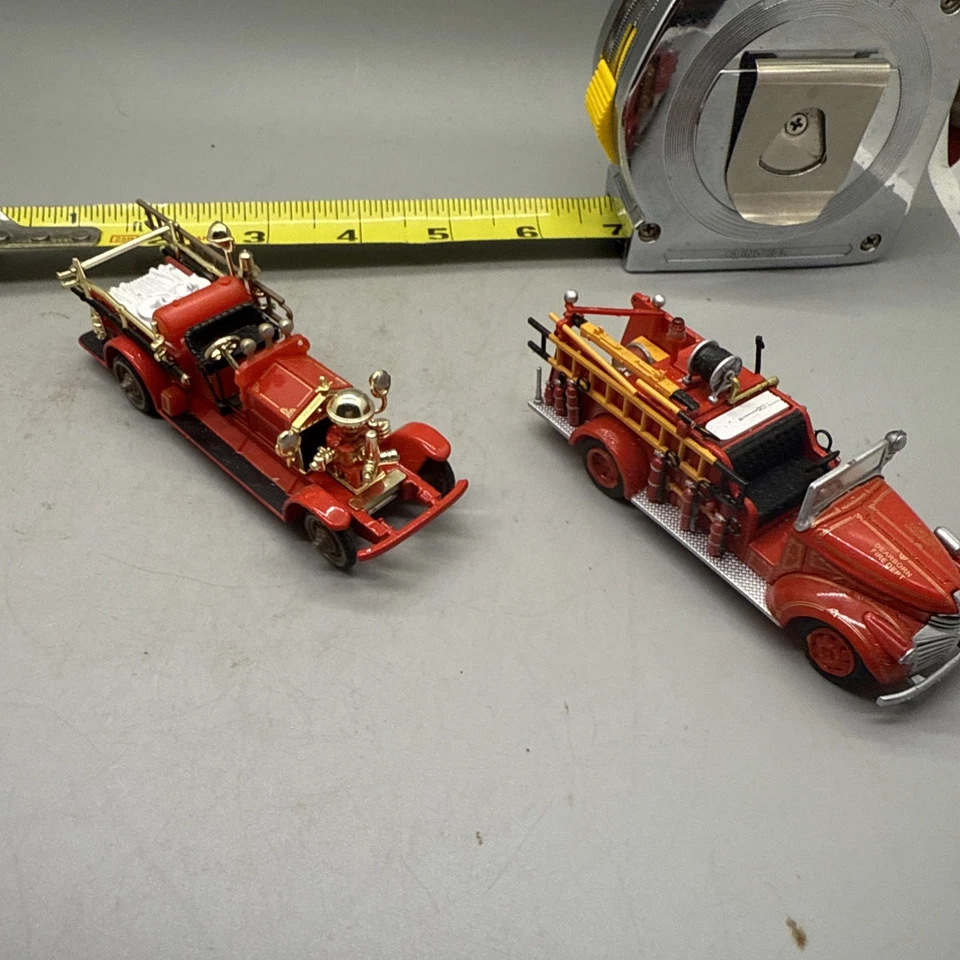 Lote de 2 modelos de antaño antiguo y mayor uno tiene Dearborn Fire Dept. On The H Foto 4 de 4